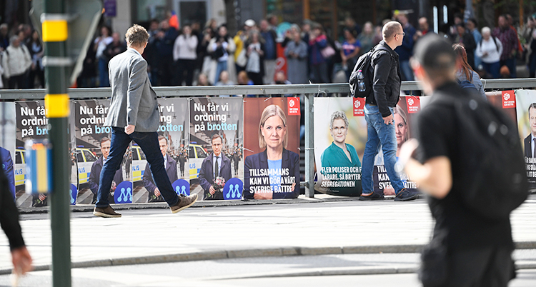 Partier har satt upp affischer vid Sergels torg mitt i Stockholm.