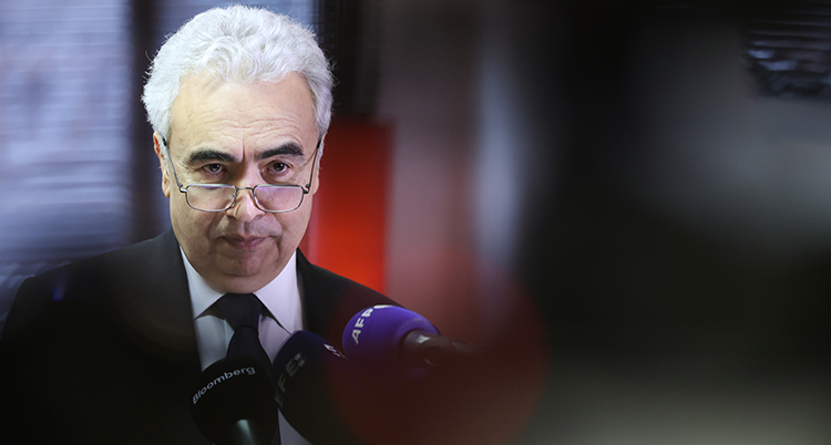 Ett nära porträtt. .Han pratar i flera mikrofoner.