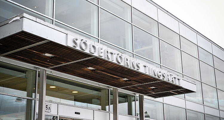 Ingången till tingsrätten. Väggarna är av glas.