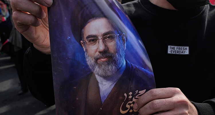 Han håller en bild på ledaren.