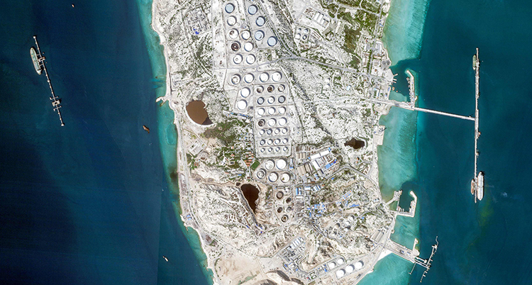 Bilden visar ön ovanifrån. Ön har stora lager för olja.