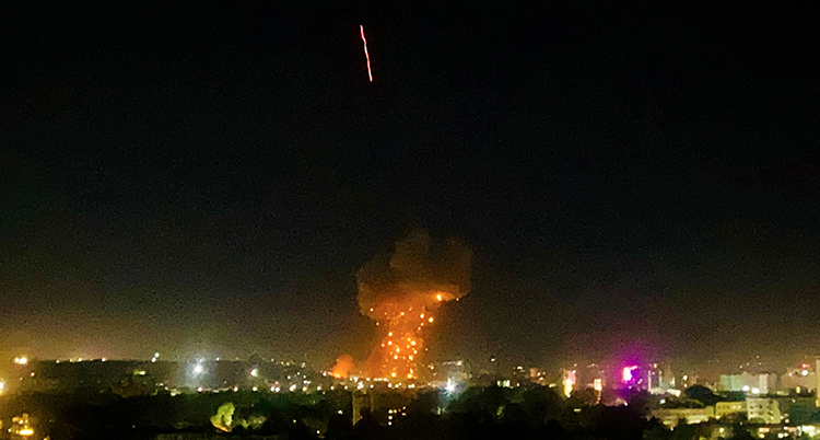 Eld och rök stiger mot himlen.