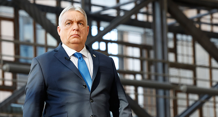 Han är i EUs byggnad i Bryssel. Han har kostym på sig.