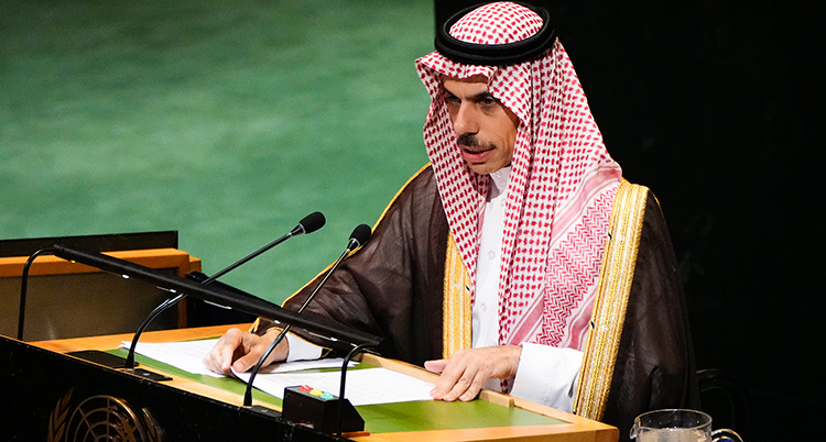 Han pratar i en mikrofon på ett möte.