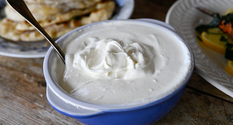 En skål med yoghurt.