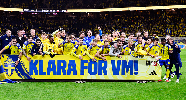 Alla spelare är på planen. Framför dem är en stor skylt där det står Klara för VM.