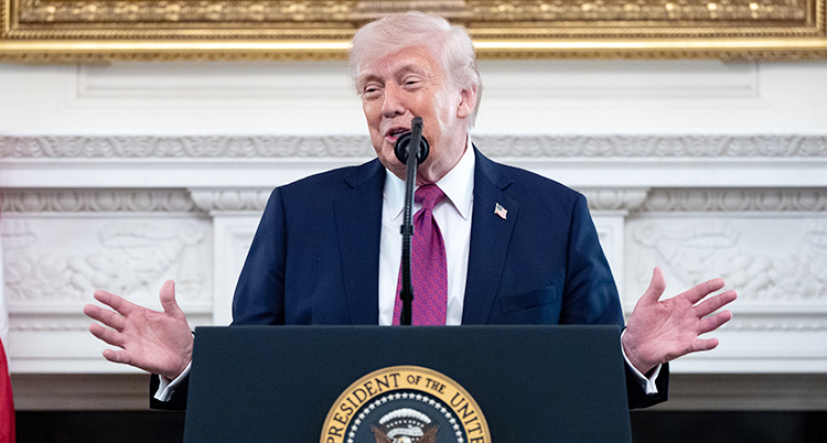 Trump står i en talarstol och pratar i en mikrofon.