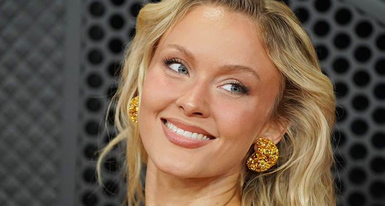 En närbild på hennes ansikte. Hon är glad.