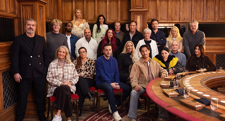 Några sitter på stolar. Några står upp.