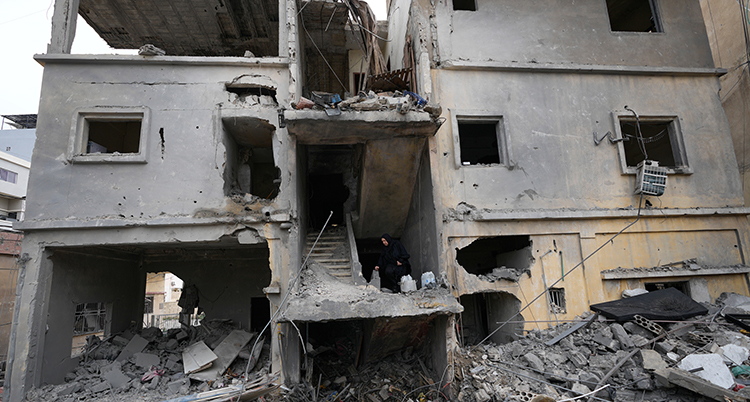 Huset med lägenheter har inga väggar eller fönster kvar.