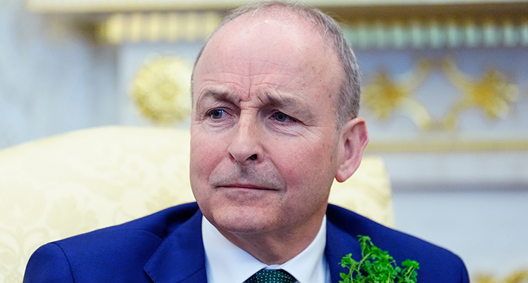 En nära bild på hans ansikte.