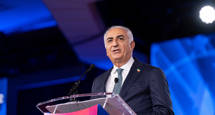 Han har slips och kostym.