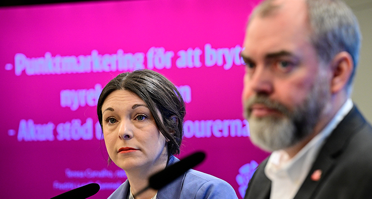 De står bredvid varandra och pratar.