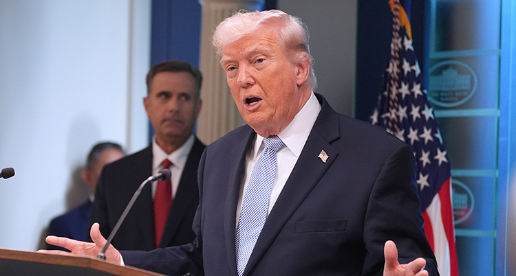 Trump talar framför en mikrofon.