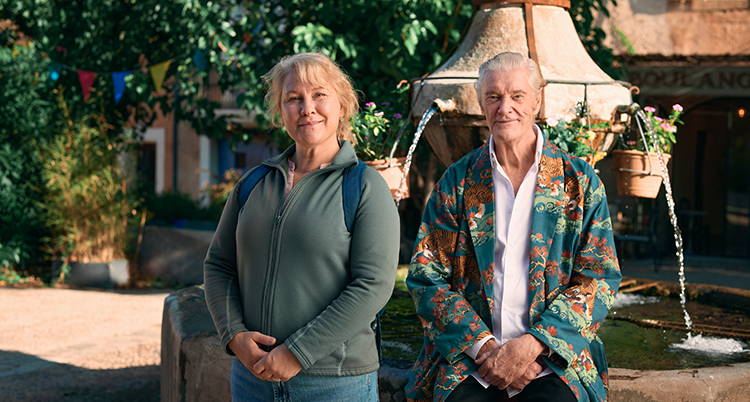 En kvinna och en man står på ett torg.