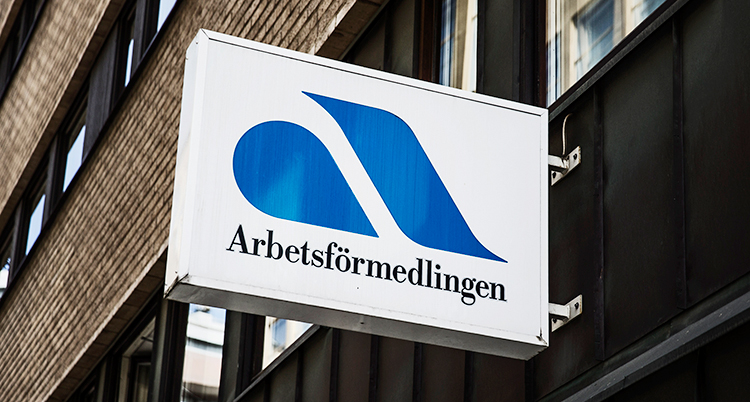 En skylt på ett hus. På skylten står det Arbetsförmedlingen.