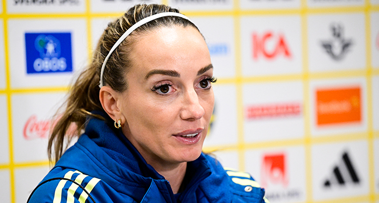 En närbild på Kosovare Asllani. Hon pratar på en träff med journalister.