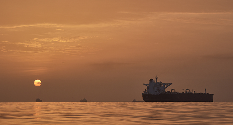 En stor båt i havet utanför Iran.
