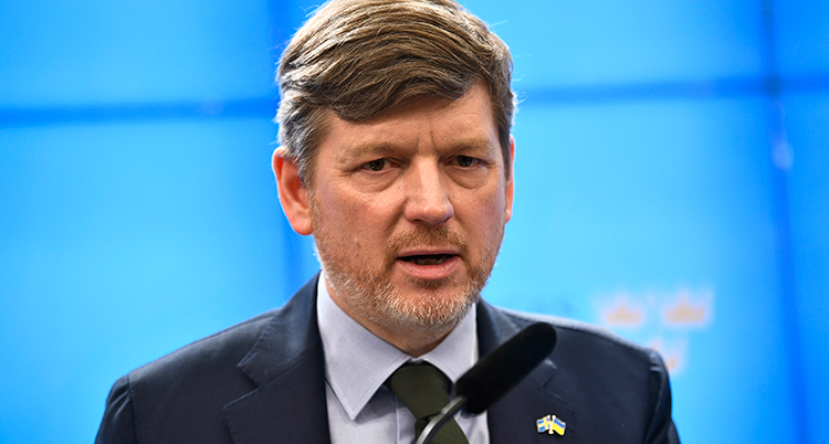 Han talar i en mikrofon.