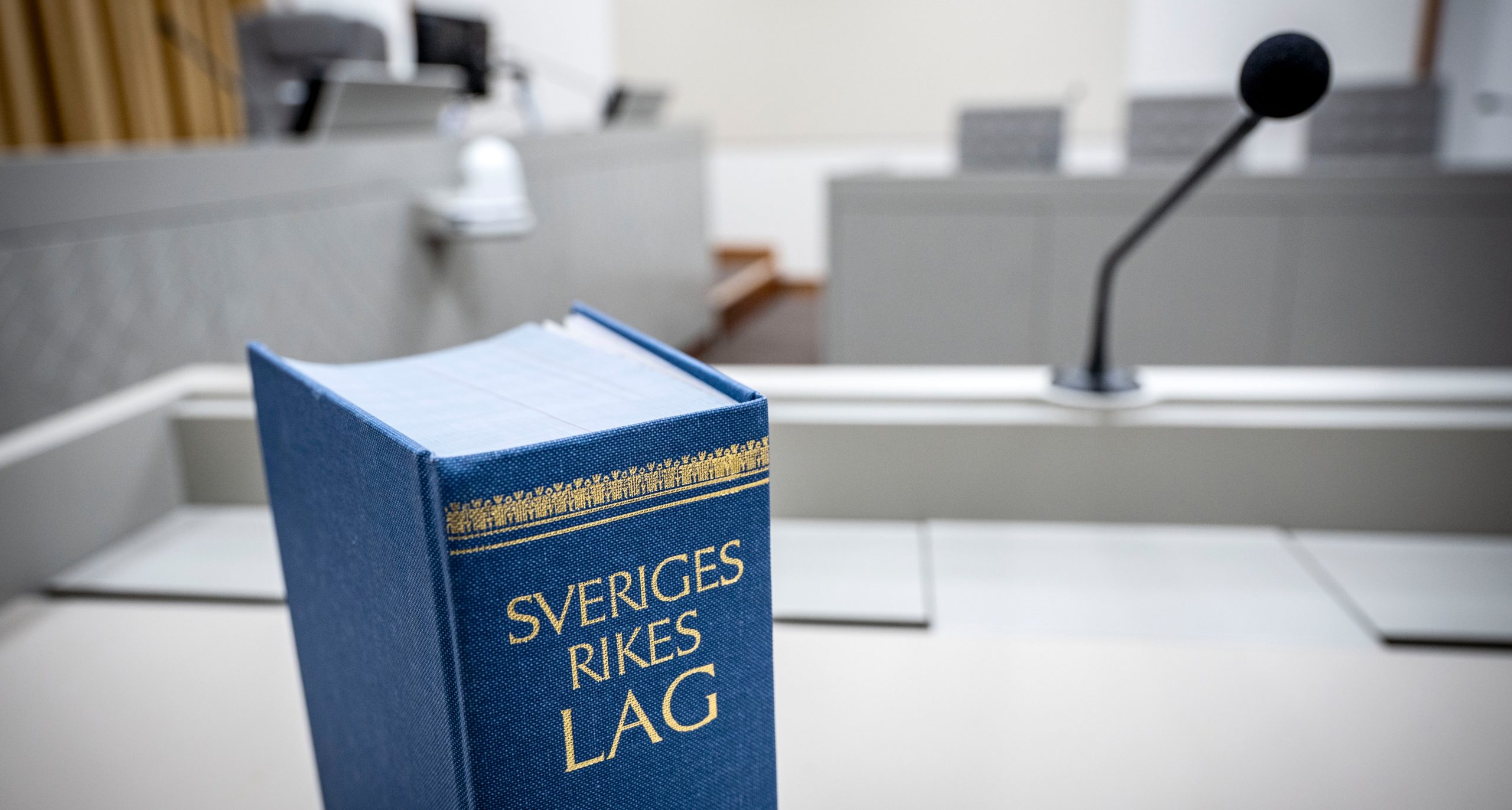 En lagbok i en domstolslokal.