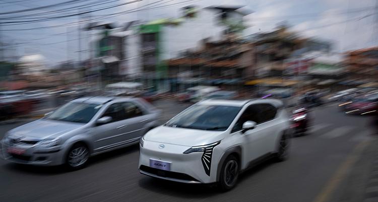 Bilar kör på en väg.