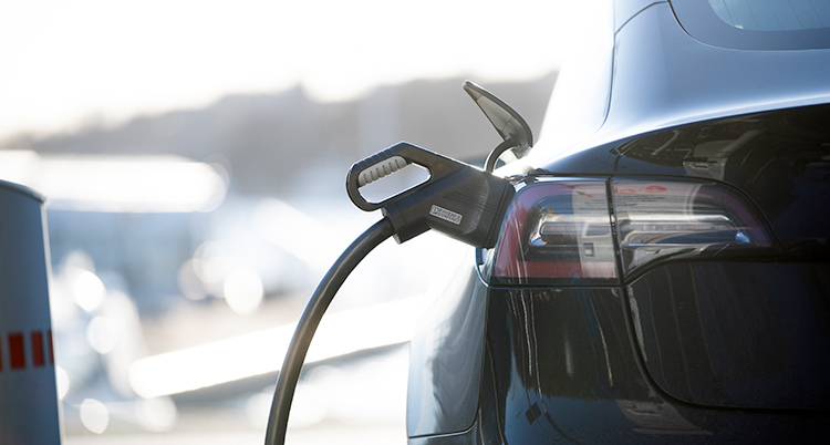 En sladd med el som sitter fast i en bil.