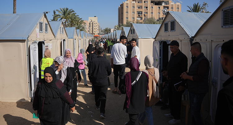 Folk går längs en gata. På sidorna finns olika bås där folket kan röstas.