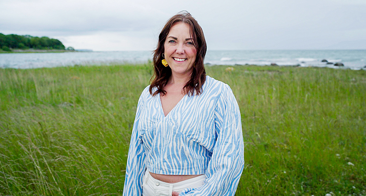 Hon ler in i kameran.