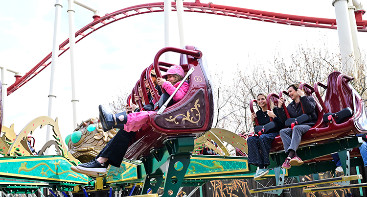 Flera personer sitter i en karusell uppe i luften.