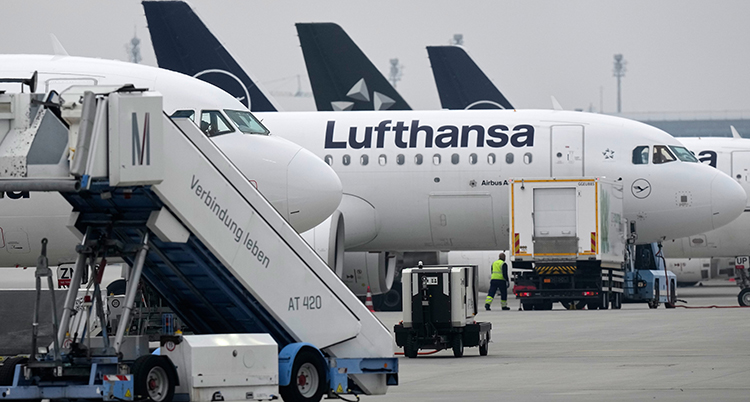 Ett flygplan som det står Lufthansa på står på marken.