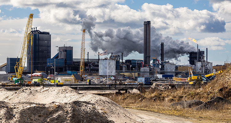 Ett stort bygge med maskiner och kranar.