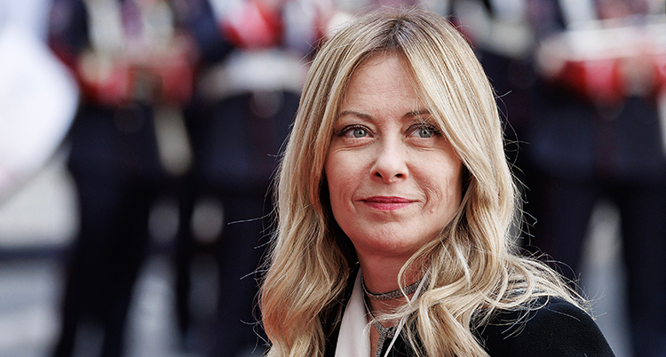 Hon har långt blont hår.