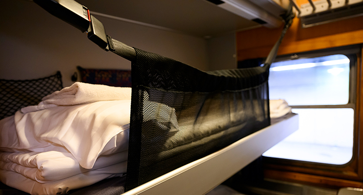 En säng i en kupé på ett tåg.