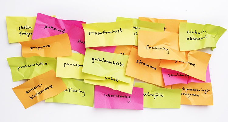 Lappar i olika färger med ord på.