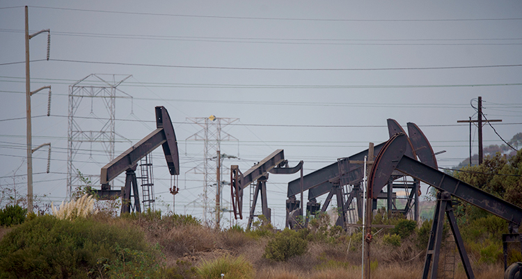 Oljepumpar som tar upp olja i Los Angeles i USA.