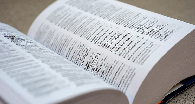 En bok ligger uppslagen på ett bord.