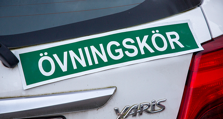 EN övningskörningsskylt på en bil.