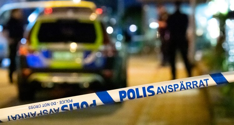 Polisbil och polisband på kvällen.