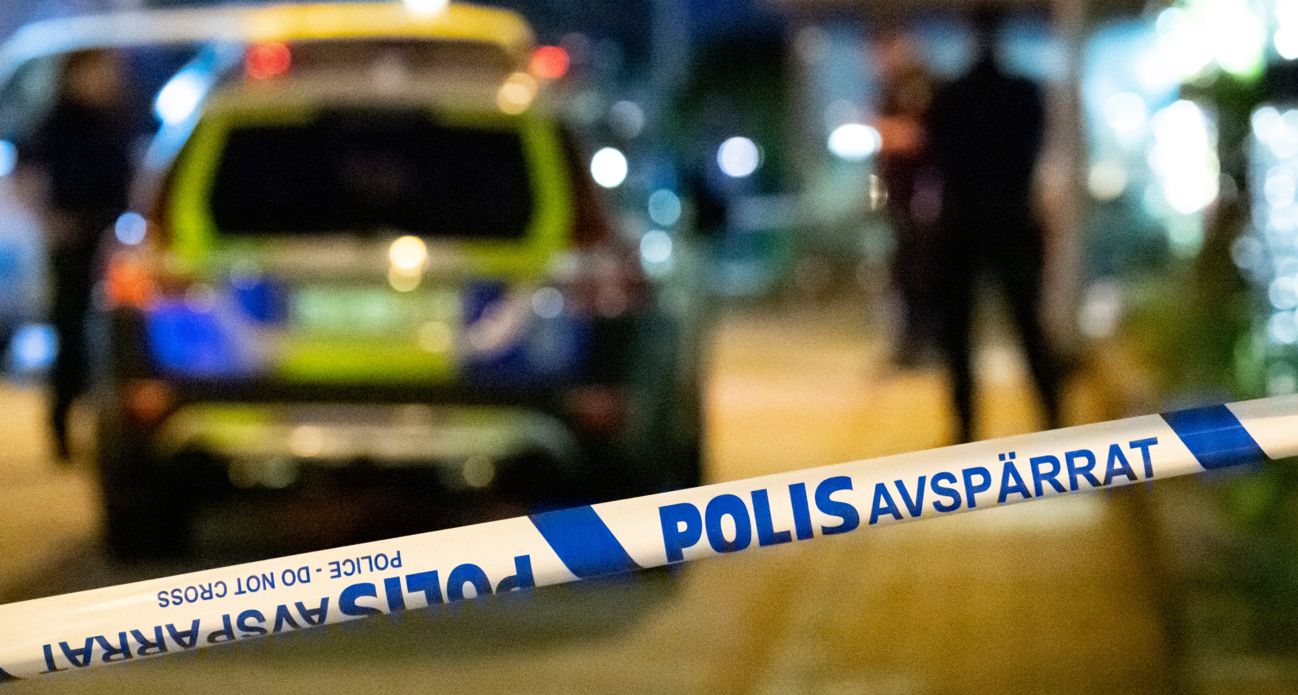 Polisbil och polisband på kvällen.