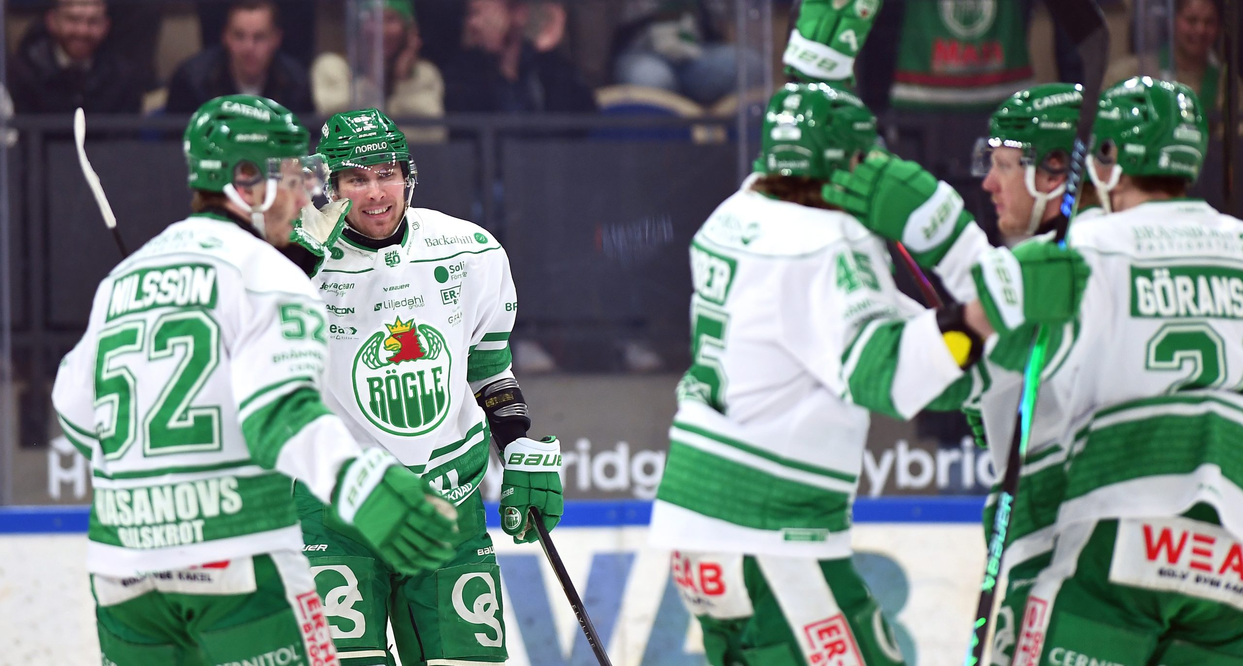 En grupp spelare klappar om varandra. De är glada.