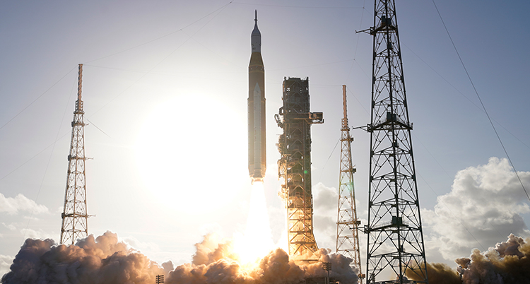 Raketen skjuts upp mot himlen.