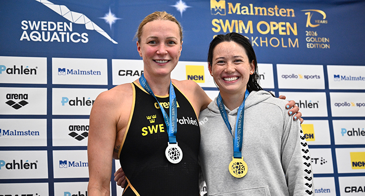 Sarah Sjöström med sin medalj. Hon håller om segraren Siobhan Haughey.