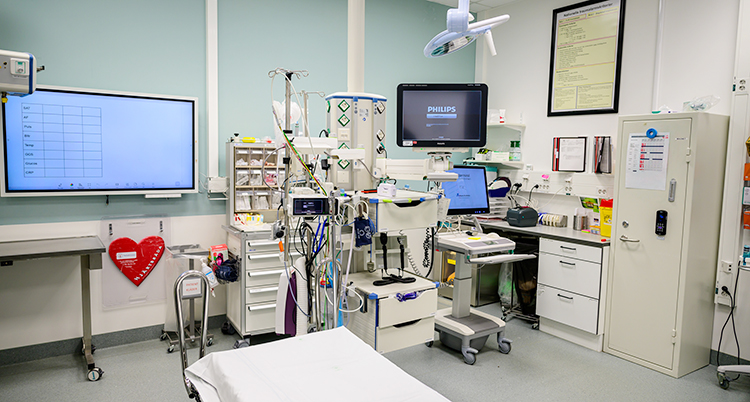 Ett rum på ett sjukhus. Där finns många saker, till exempel datorer.