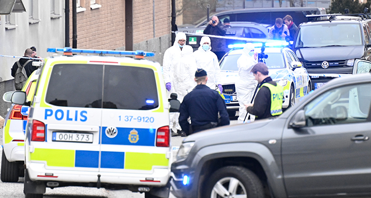 Poliser och bilar där skjutningen hände.