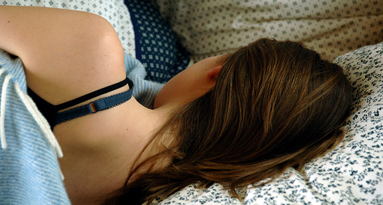 En kvinna ligger på en kudde.