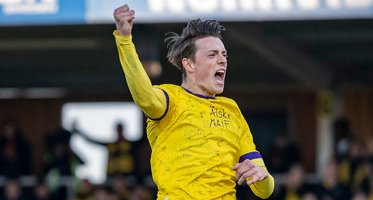 Han jublar efter ett mål. Han höjer ena armen.