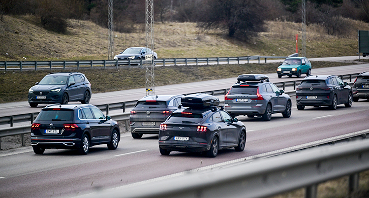 Flera bilar som kör på den stora vägen E4 i Stockholm.