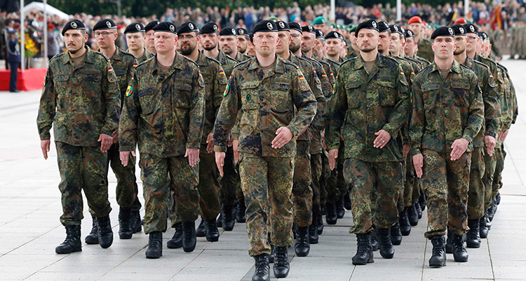 Många soldater går på rad.