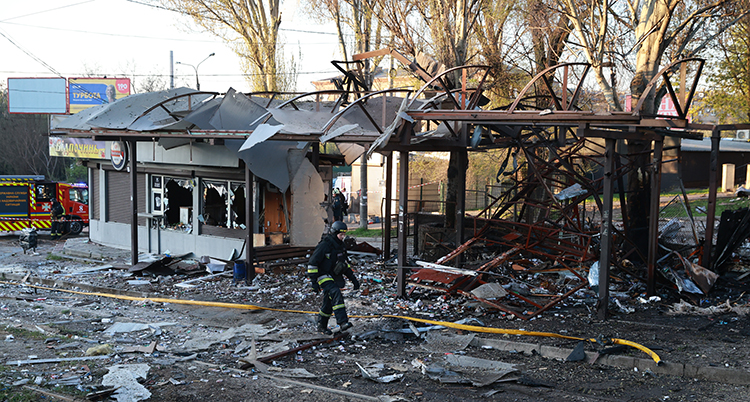 Brandmän på platsen där en attack varit.