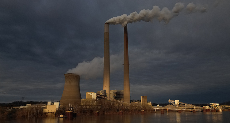 Det ryker från höga skorstenar.